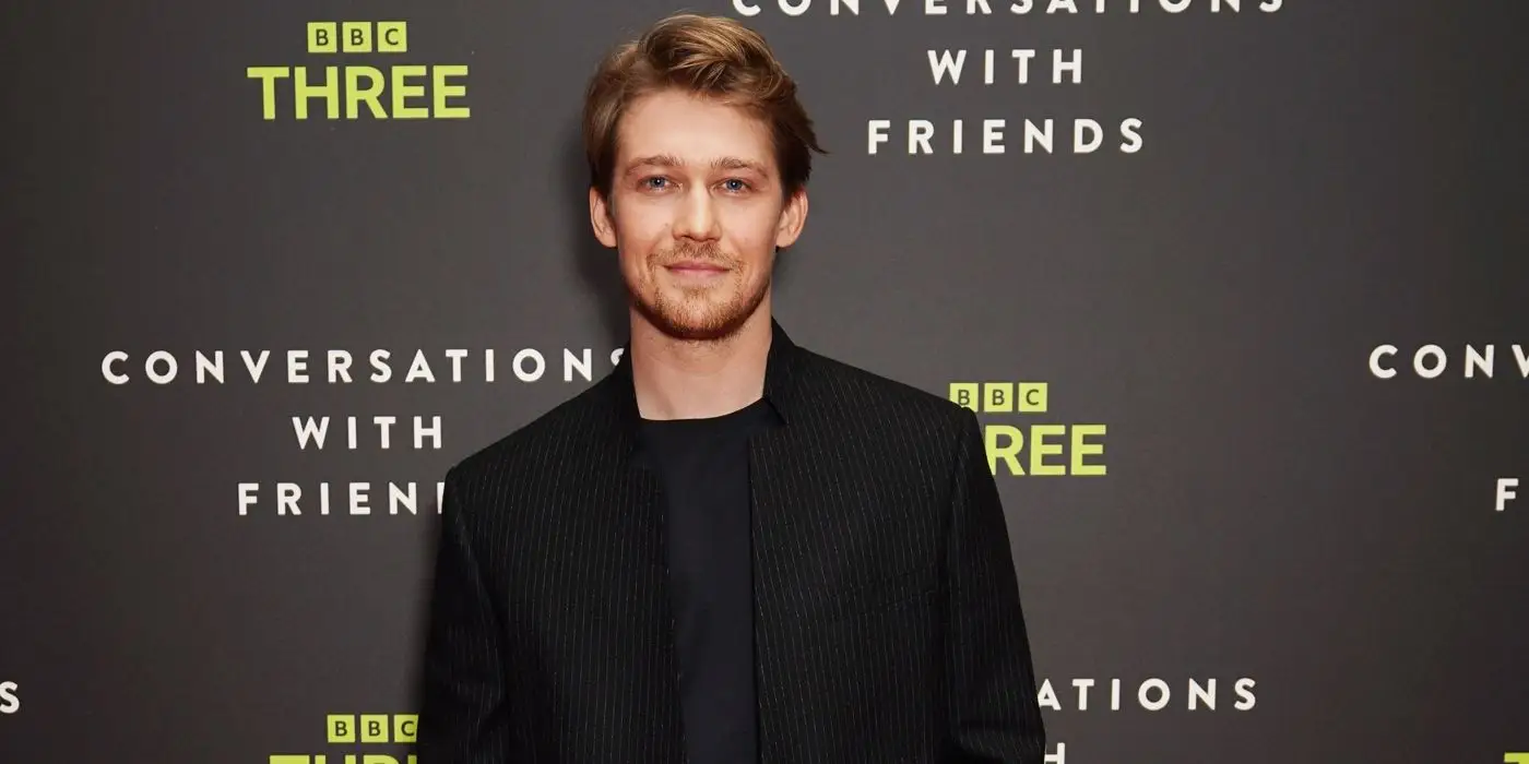 Joe Alwyn på den røde løber