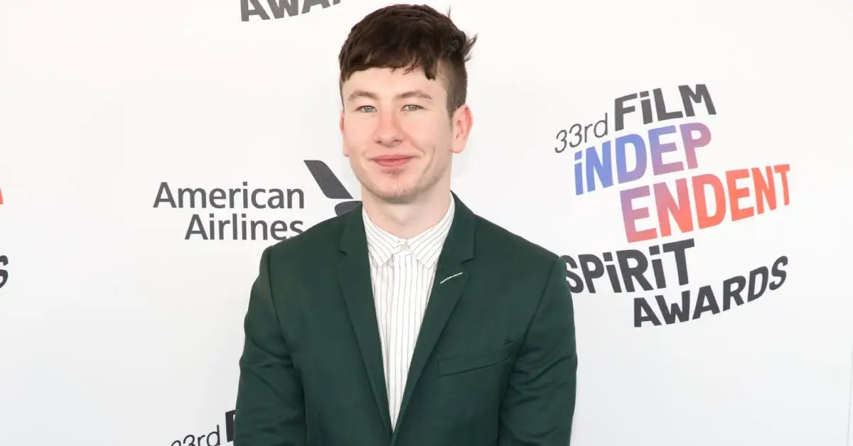 Barry Keoghan grinst