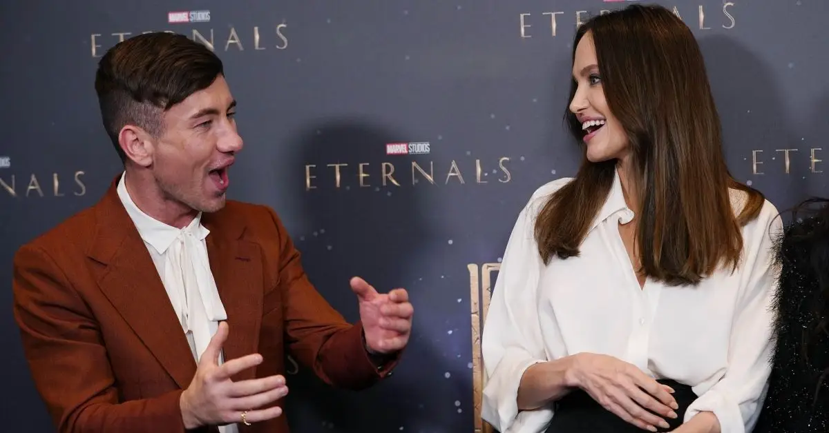 Barry Keoghan und Angelina Jolie lachen
