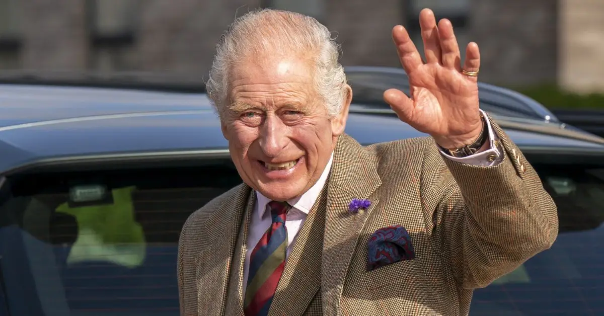Kráľ Charles žmúril a mával
