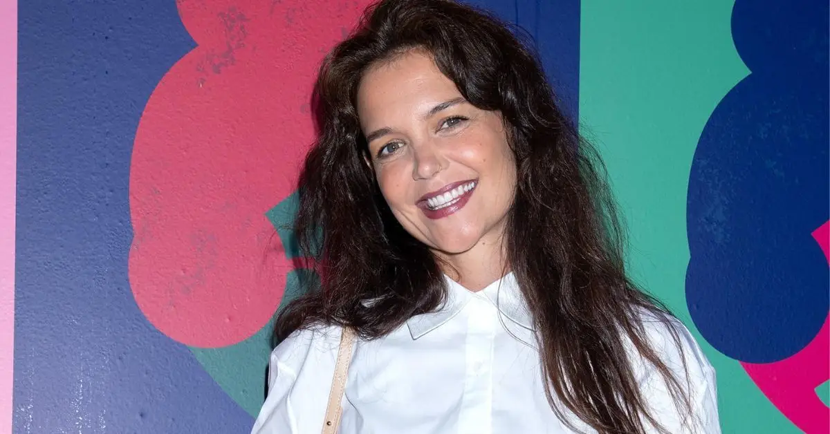 Katie Holmes smiler på trin og gentager ved Alice + Olivia-arrangementet