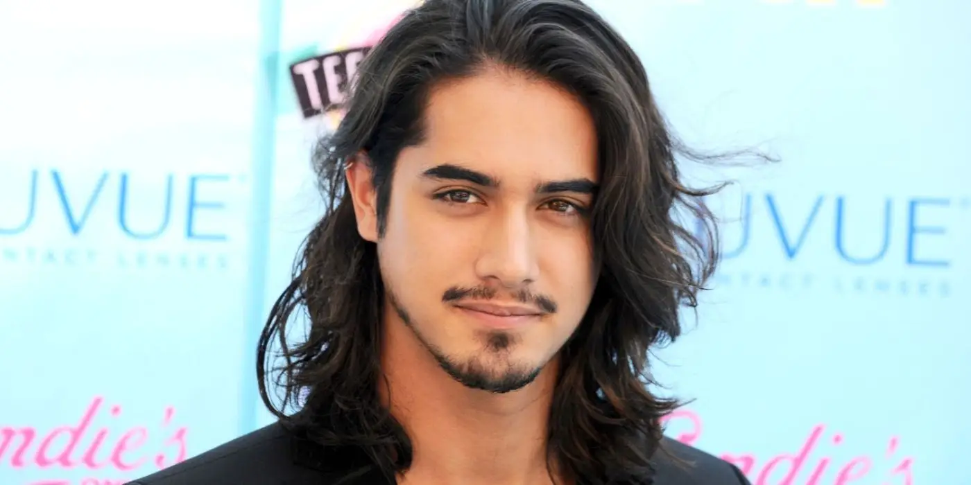 האלסי חושפת שהיא יוצאת עם החבר לשעבר של מיילי סיירוס, אוון ג'וג'יה עם תאריך מלא ב-PDA