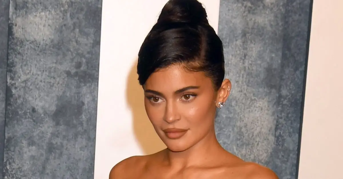Kylie Jenner wygląda poważnie na czerwonym dywanie