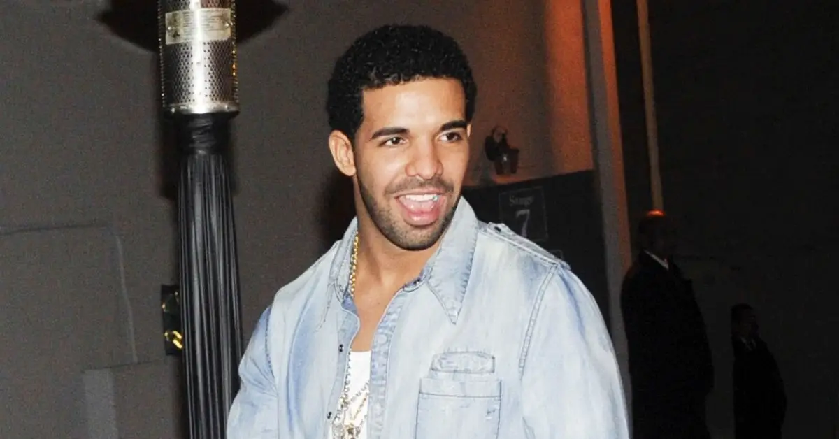 웃으며 걷는 드레이크