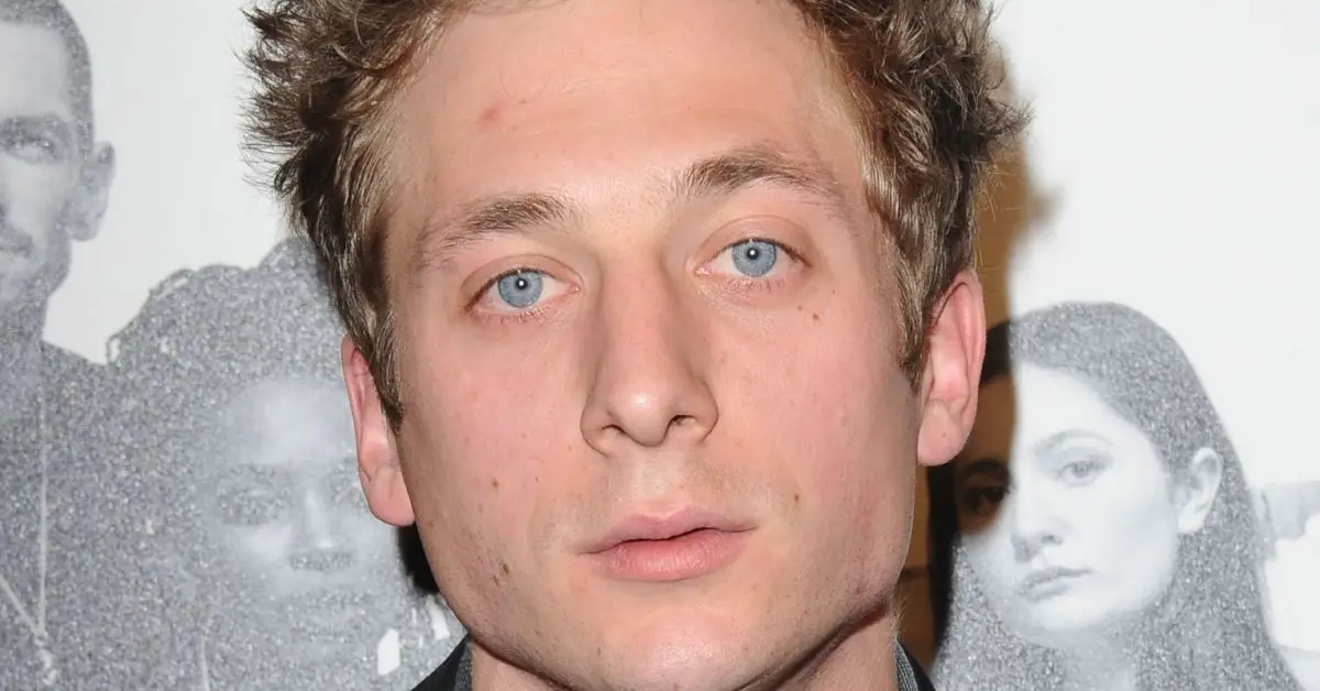 Jeremy Allen White a l'air sérieux