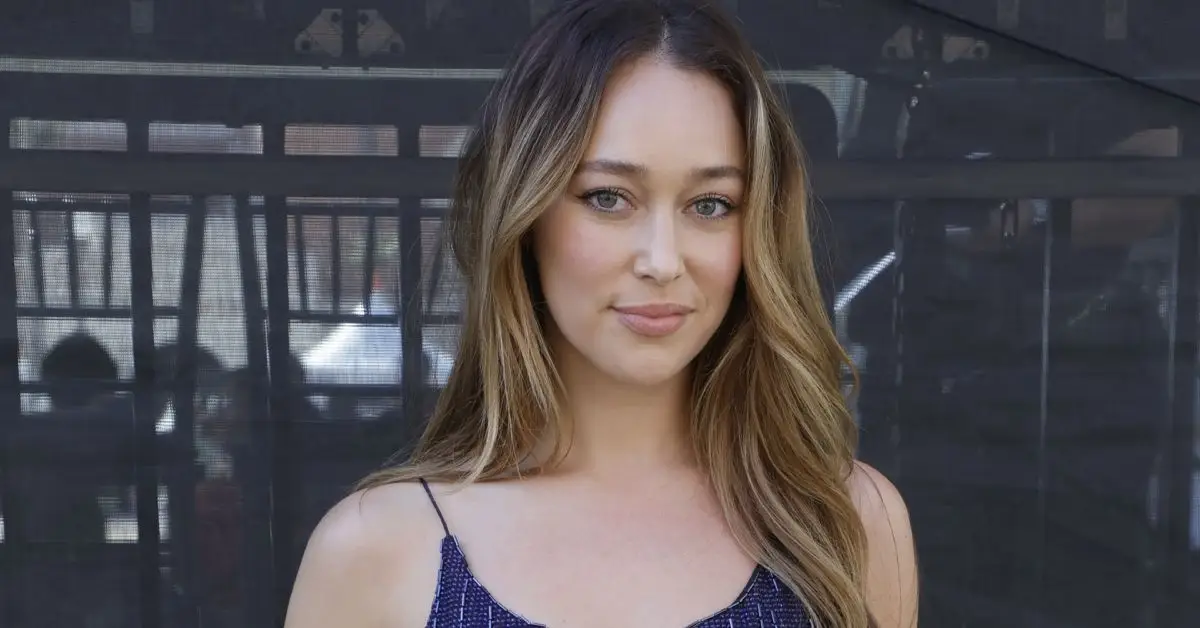 Alycia Debnam-Carey posant per a una foto fora
