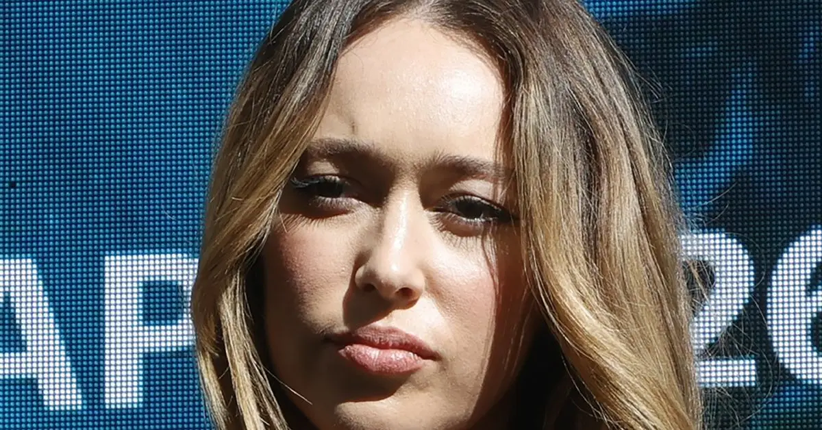 Alycia Debnam-Carey posant per a una foto