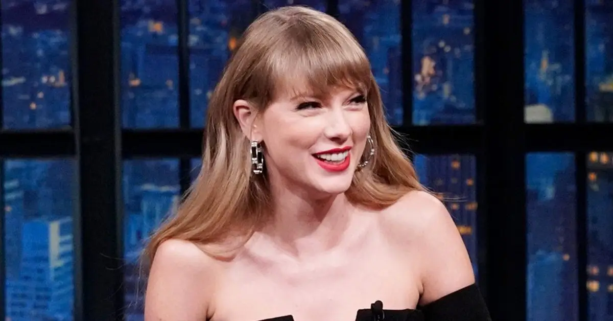 טיילור סוויפט במהלך ראיון לילה מאוחר