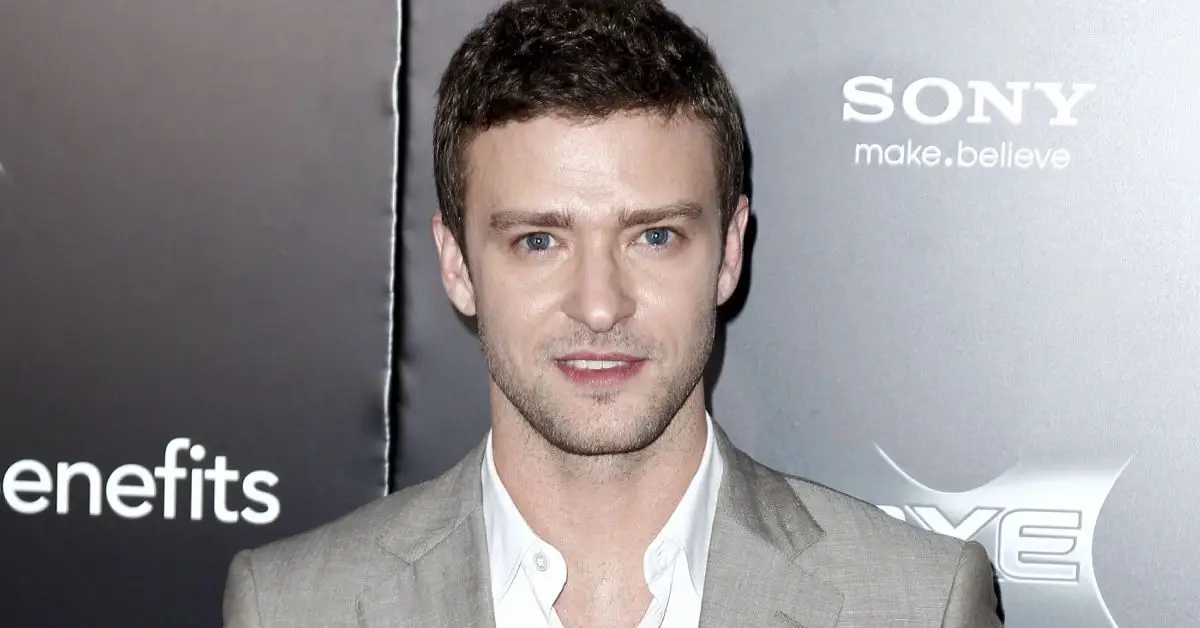 ג'סטין טימברלייק בחליפה אפורה על השטיח האדום