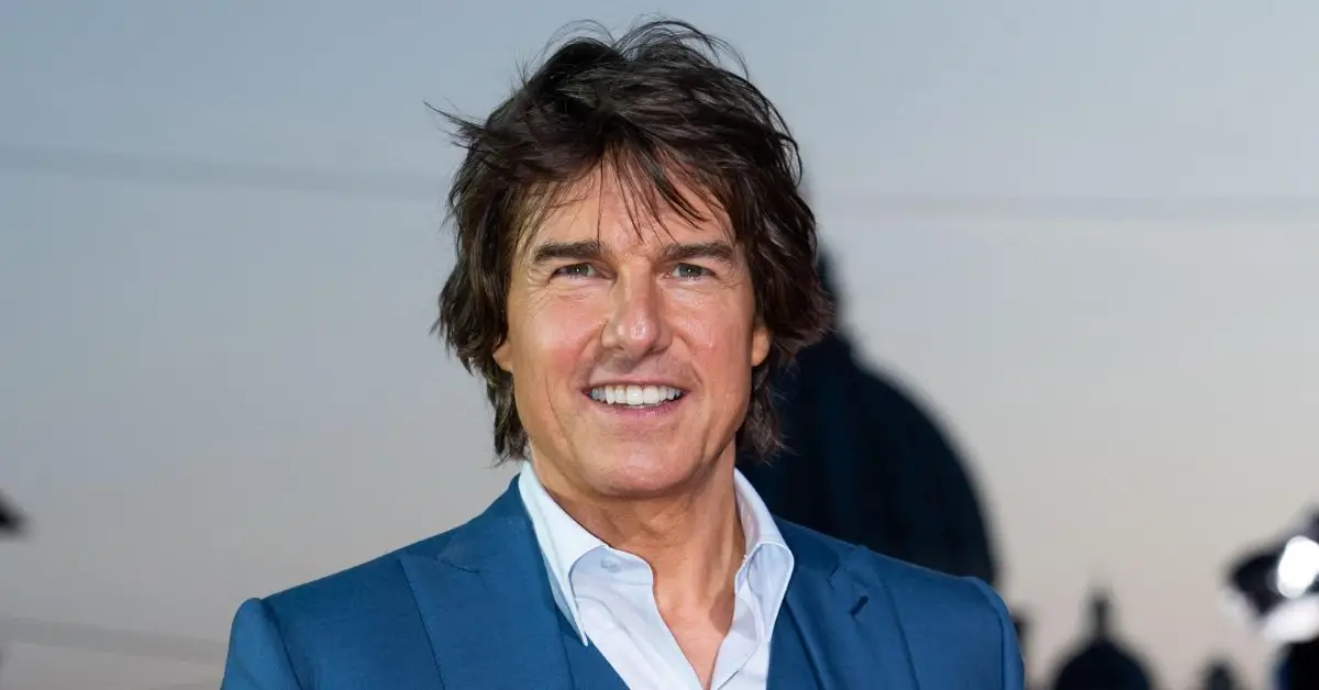 Tom Cruise ler på röda mattan i blå kostym