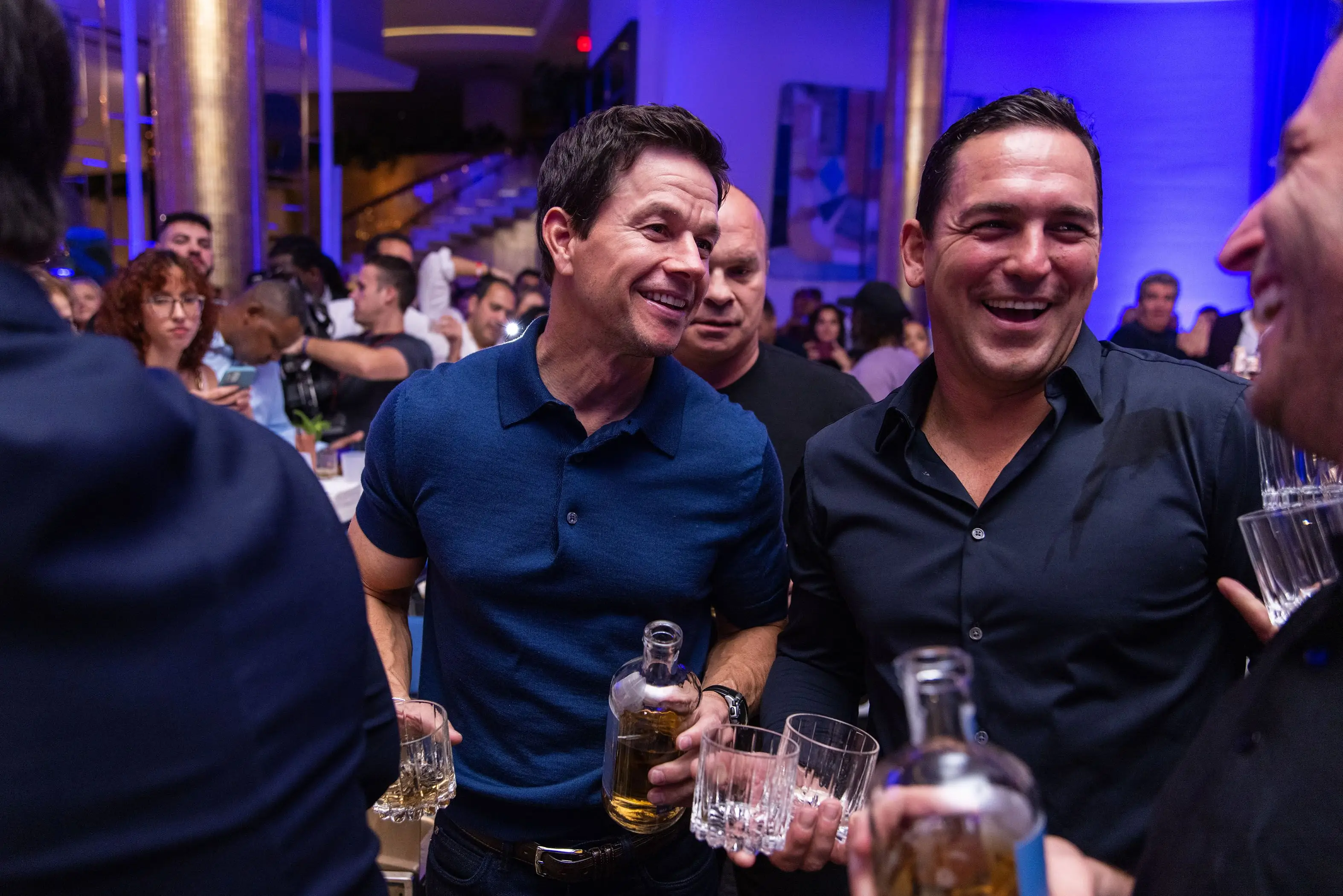 מארק וולברג חוגג את הופעת הבכורה של פלצ'ה אזול טקילה בבר בלאו בפונטנבלו מיאמי ביץ