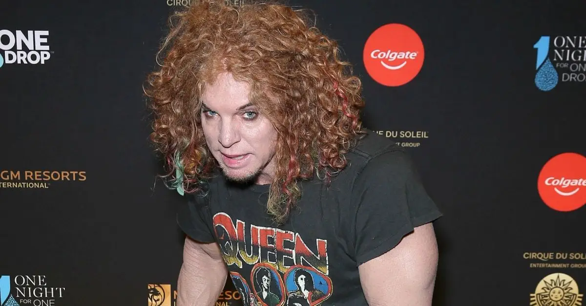 Carrot Top luciendo serio en un evento