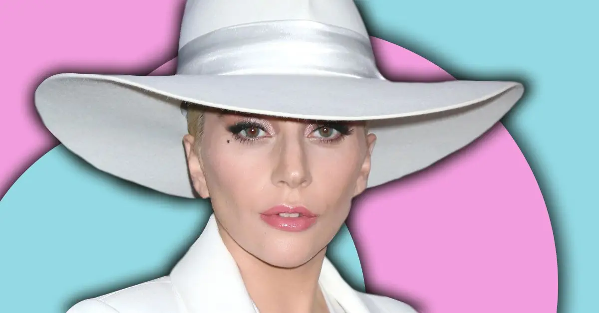 Lady Gaga klædt i hvidt