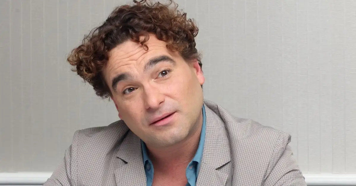 Johnny Galecki durant una roda de premsa