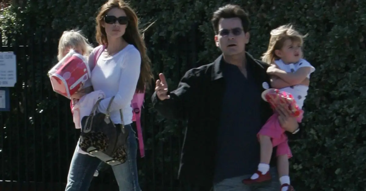 Denise Richards e Charlie Sheen con le figlie Lola e Sami