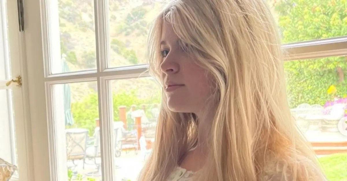 Lola Sheen sembra seria