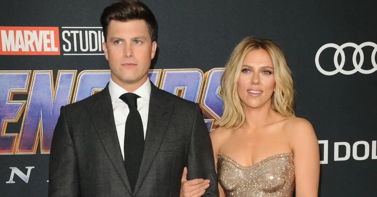 Scarlett Johansson står och håller i Colin Jost
