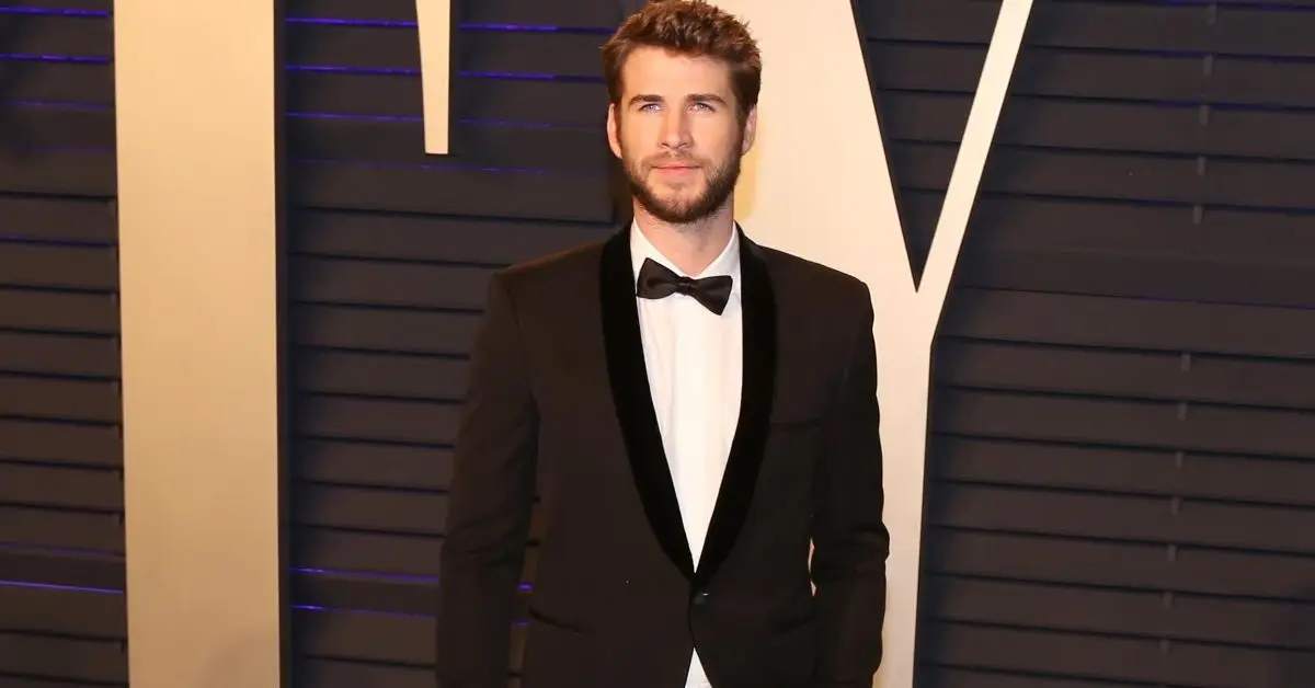 リアム・ヘムズワース、レッドカーペットでポーズをとる