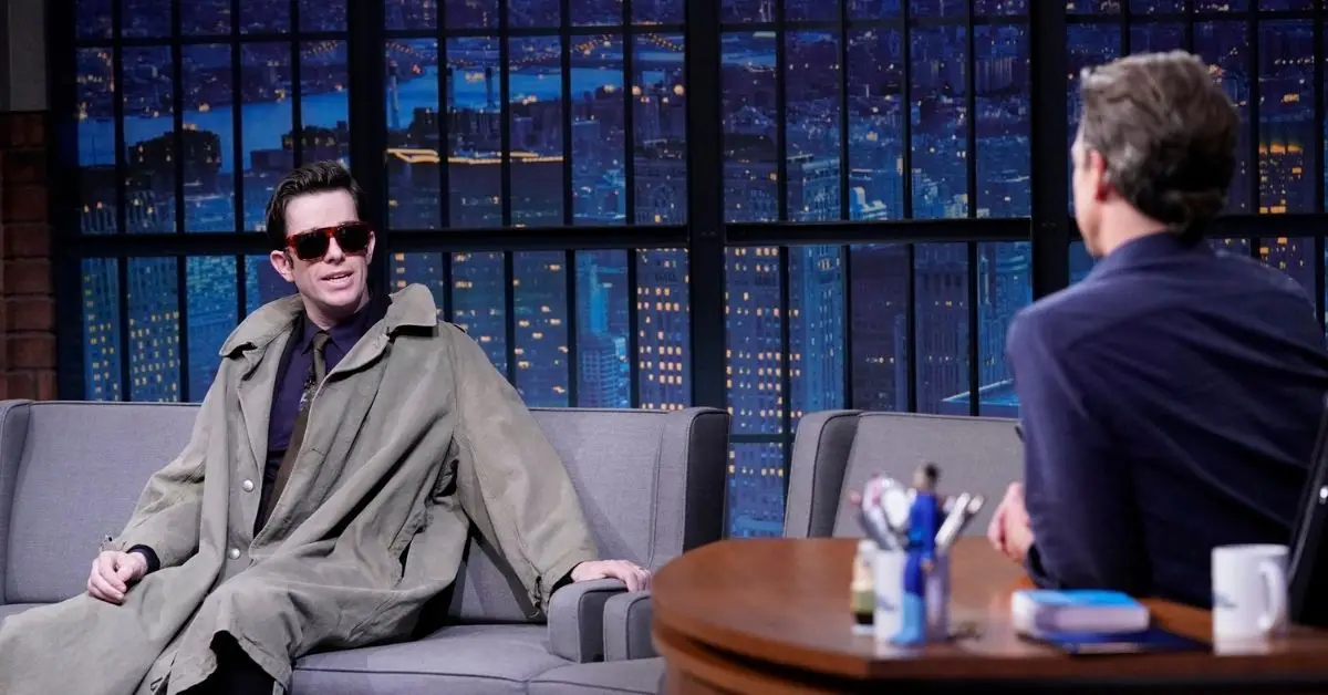 TARD DANS LA NUIT AVEC SETH MEYERS – Épisode 1072A – Sur la photo : (de gauche à droite) le comédien John Mulaney et l'animateur Seth Meyers le 24 novembre 2020