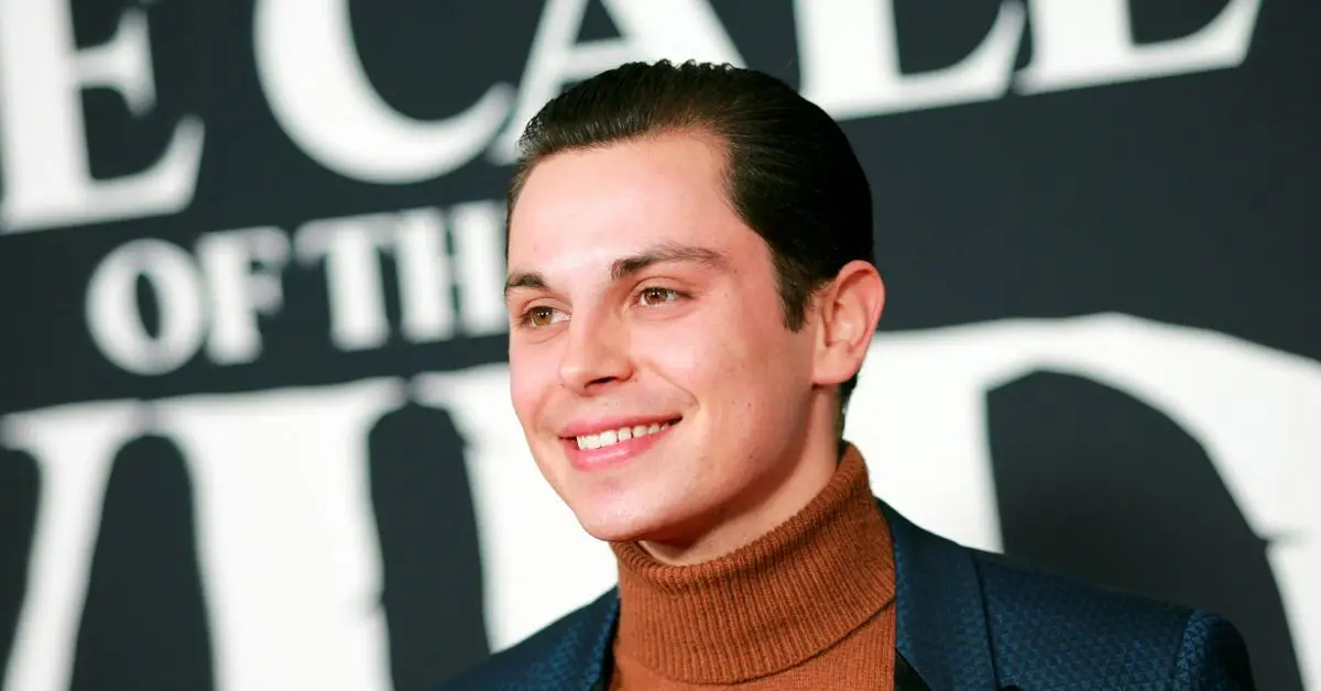 Jake T. Austin lächelt