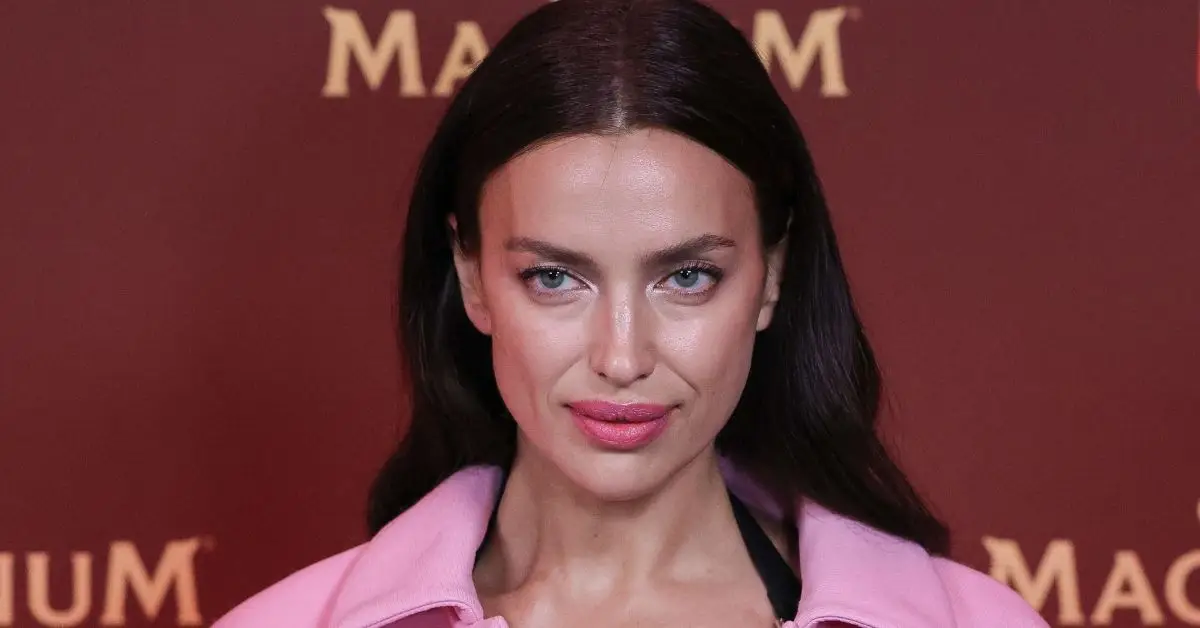 Irina Shayk posando en la alfombra roja