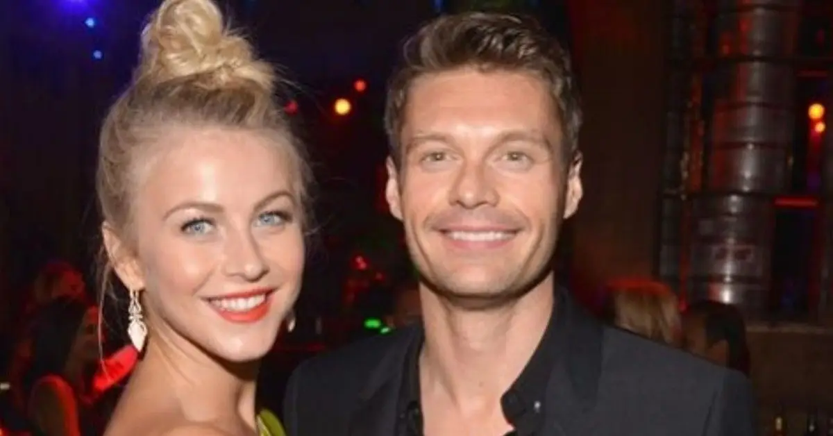 Julianne Hough i Ryan Seacrest pozują do zdjęcia, gdy ona ma na sobie żółtą sukienkę