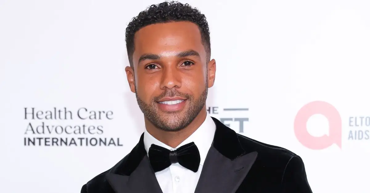 Lucien Laviscount v obleku a usmieva sa