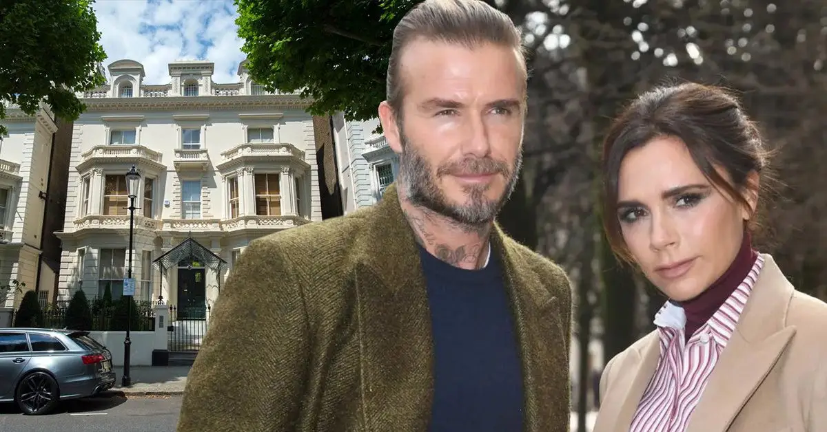 David Beckham amb un jersei marí i una jaqueta verda al costat de Victoria Beckham amb una camisa a ratlles blanques i vermelles i una jaqueta beix (davant), la mansió dels Beckhams amb un cotxe davant de la porta (esquena)