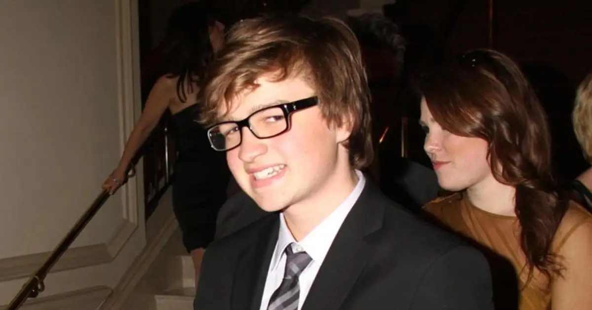 Angus T. Jones no tapete vermelho