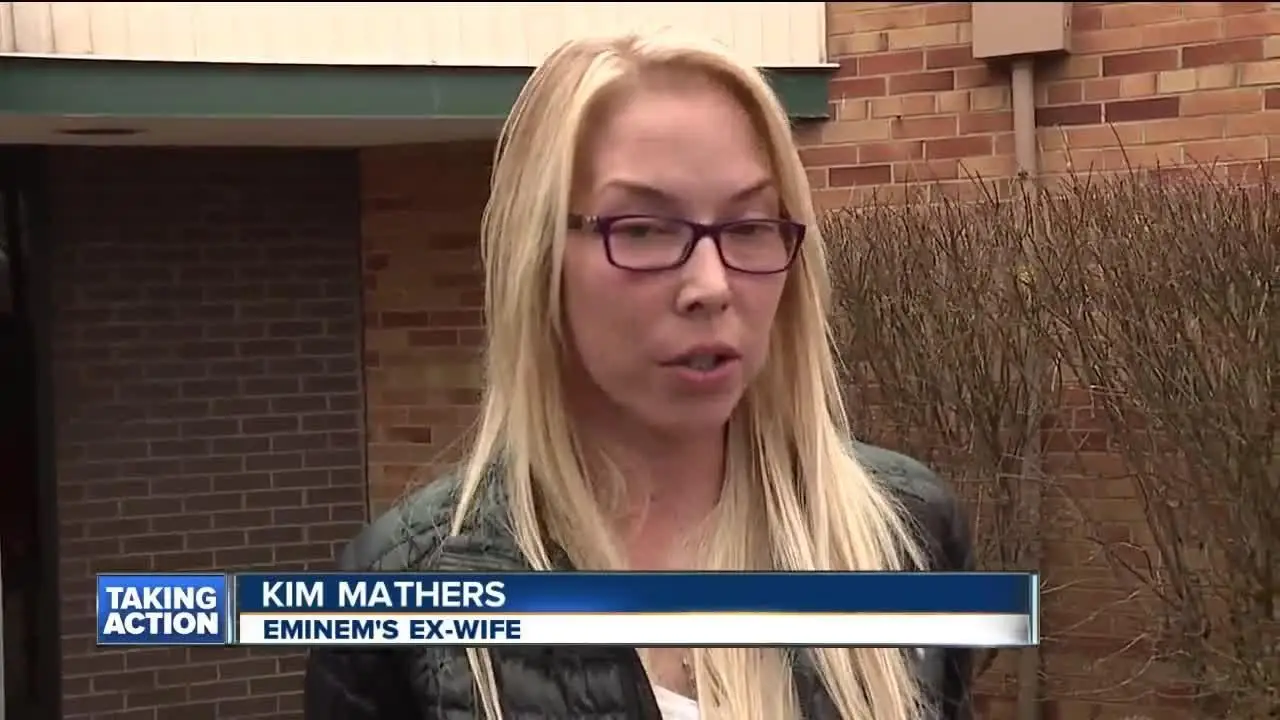 TV 인터뷰에서 Kim Scott Mathers