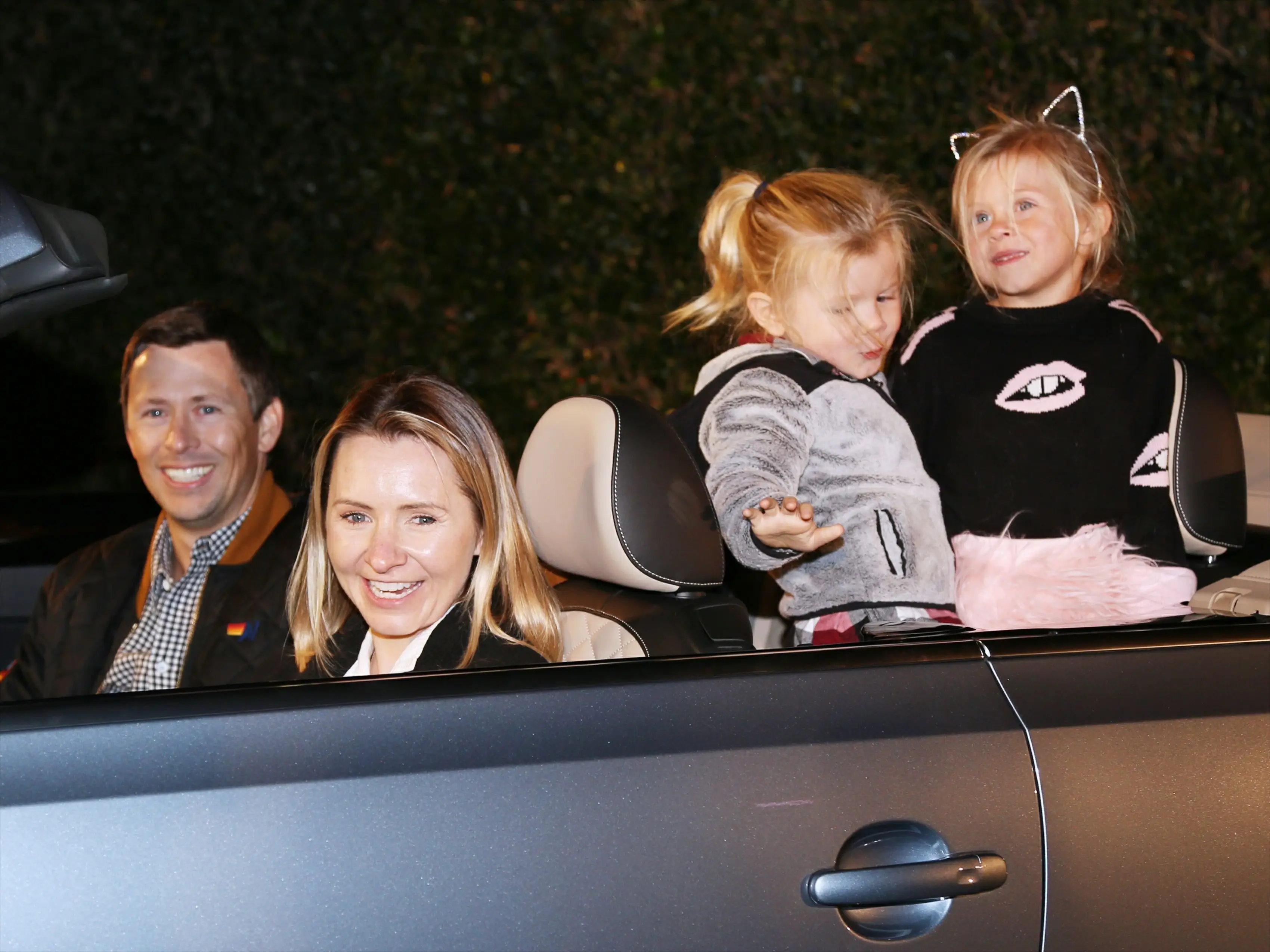 Beverley Mitchell mit Ehemann Michael Cameron und den Kindern Kenzie und Hutton