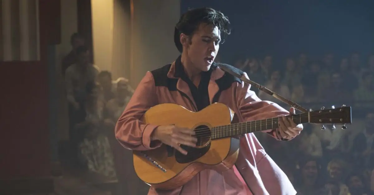 Austin Butler na scenie jako Elvis Presley