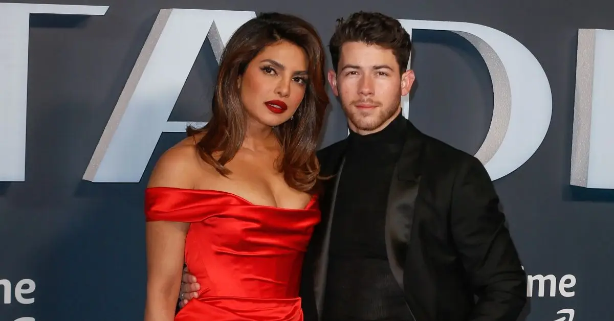 Nick Jonas y Priyanka Chopra en la alfombra roja