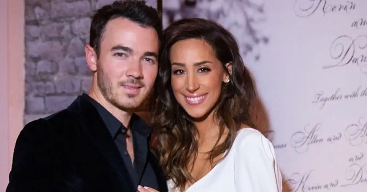 Kevin Jonas con camisa negra posó cerca de Danielle Jonas con vestido blanco