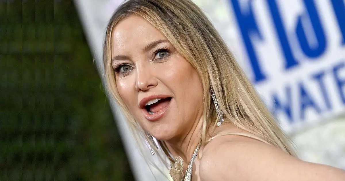 Kate Hudson ser förvånad ut på en röd matta