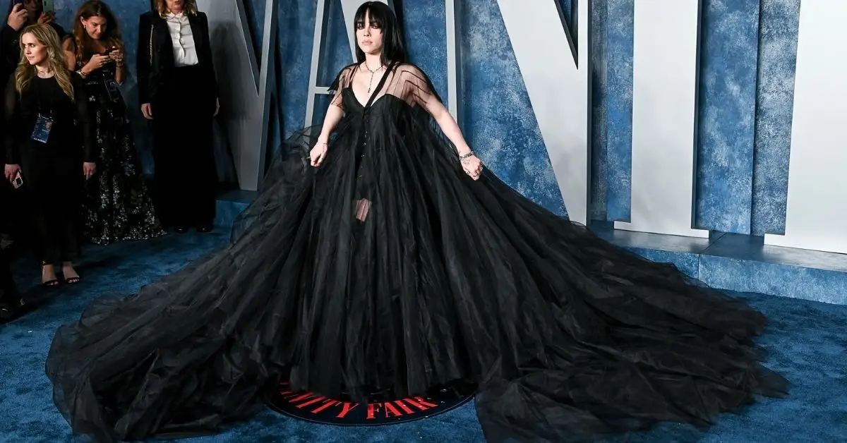 A verdade sobre por que Billie Eilish nunca sorri nas fotos