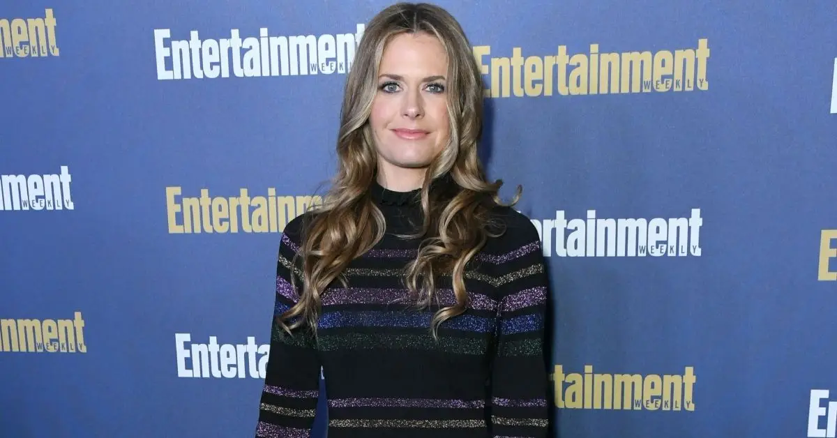 Maggie Lawson souriante sur le tapis rouge