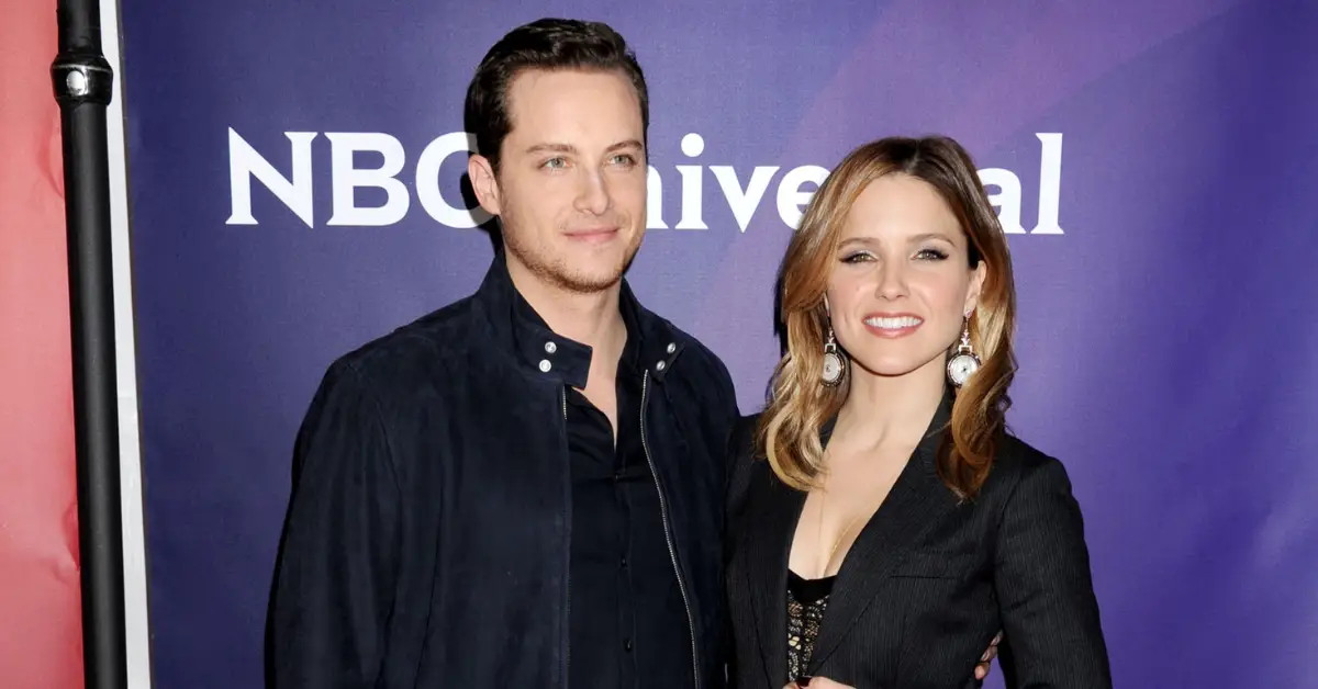 סופיה בוש וג'סי לי סופר על השטיח האדום