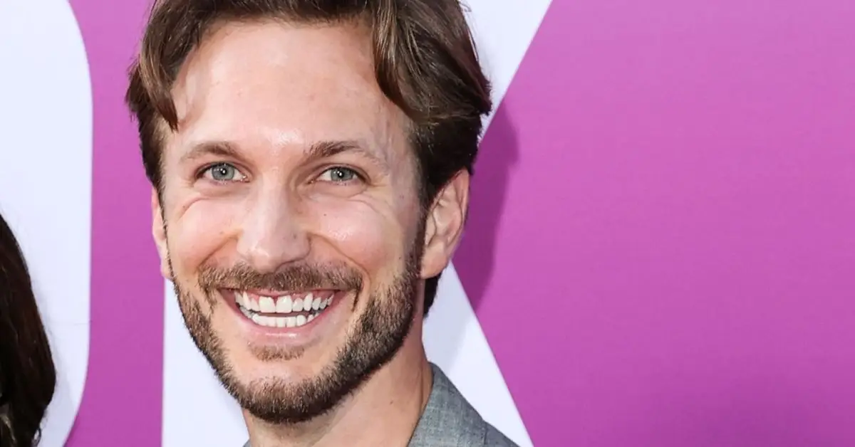 מאט אטוואטר על השטיח האדום