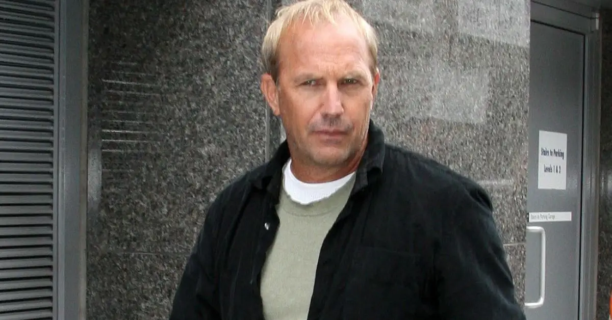 Kevin Costner vyzerá vážne na prechádzku