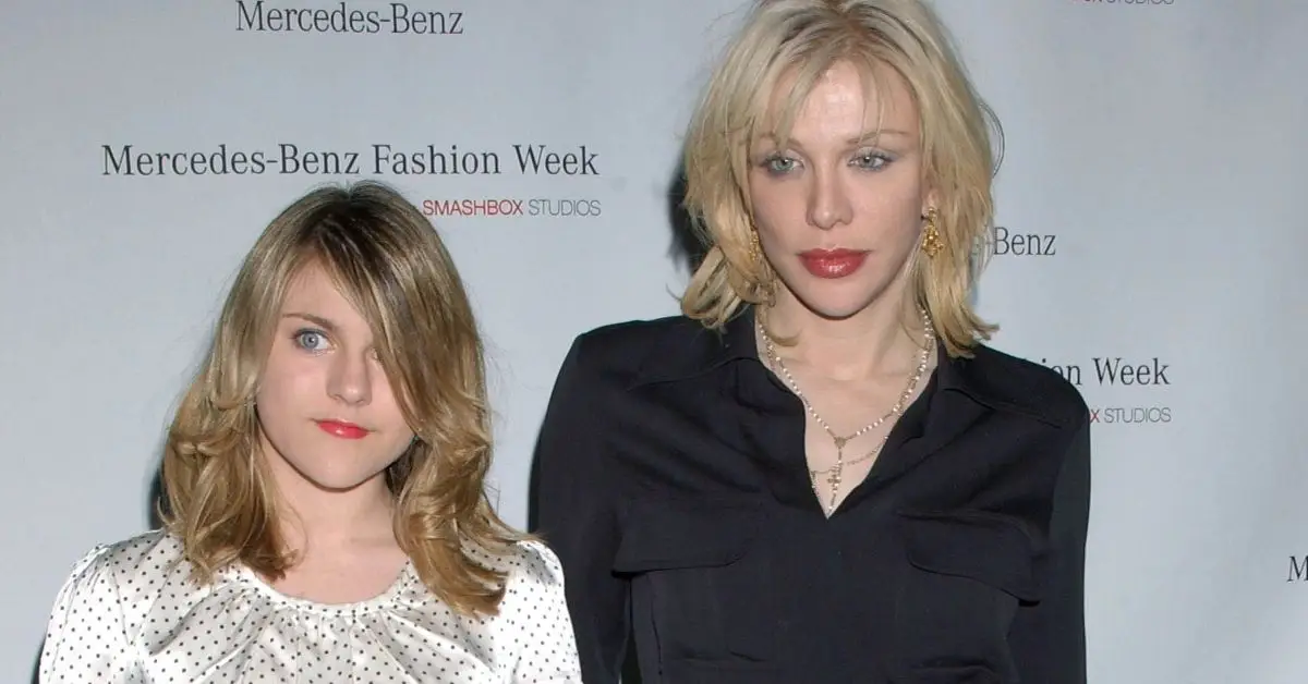 Francis Bean Cobain e Courtney Love participam de desfile de moda