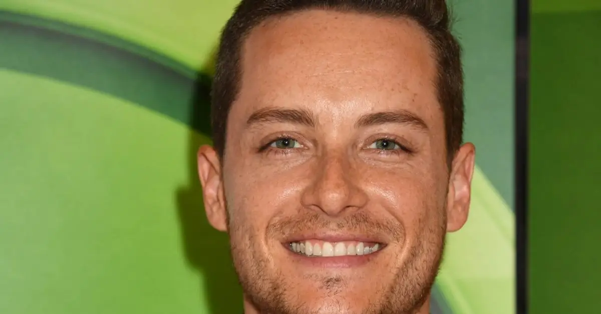 Jesse Lee Soffer lächelt auf einem roten Teppich