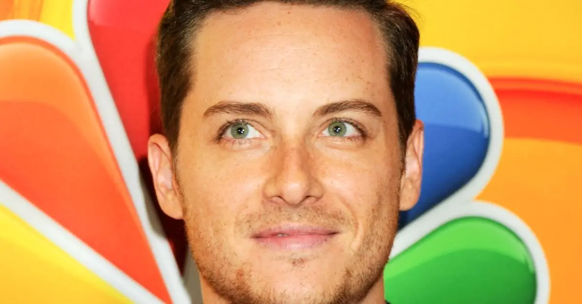 Jesse Lee Soffer bei einer Veranstaltung und vor dem NBC-Logo