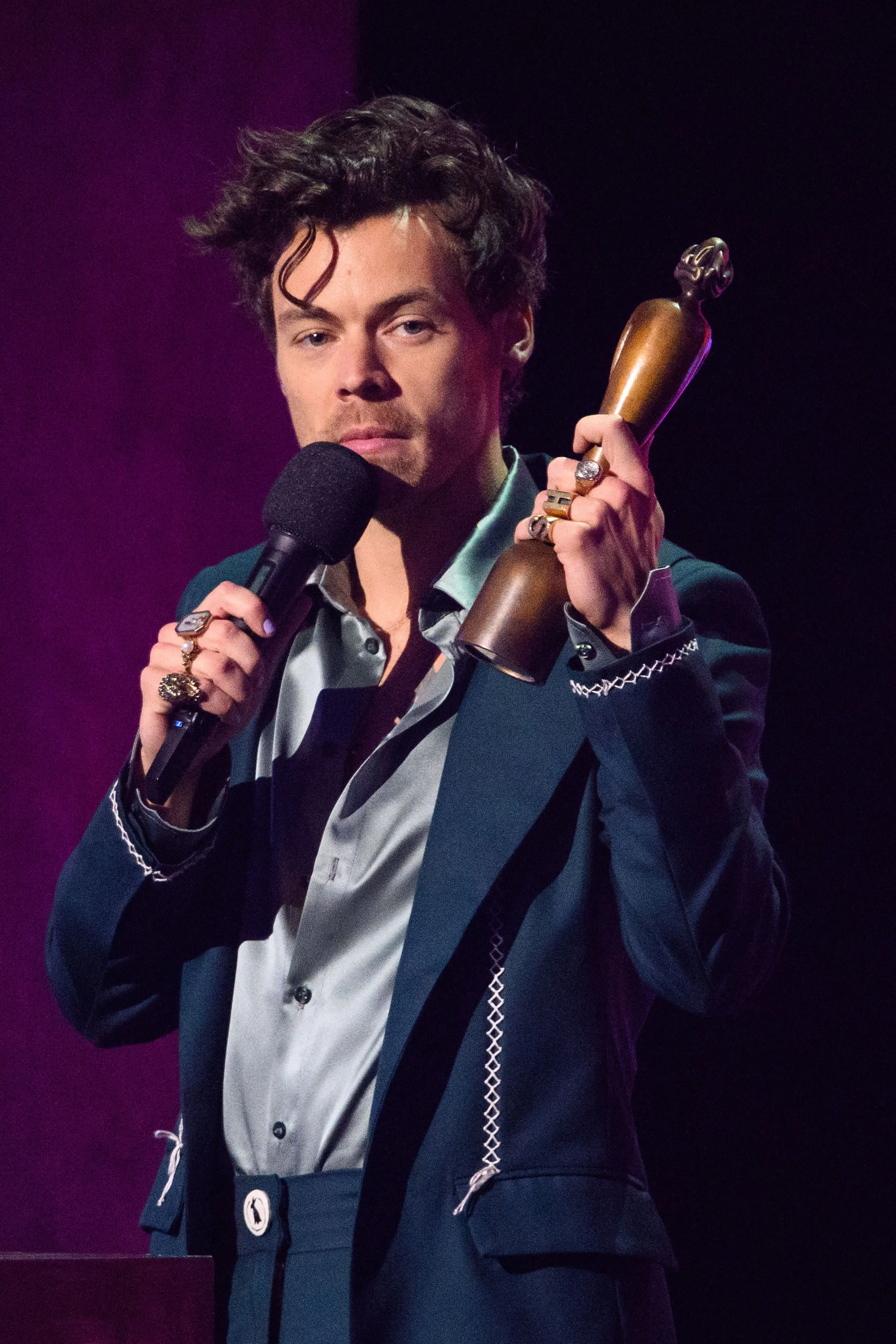 Harry Styles con pantalones morados