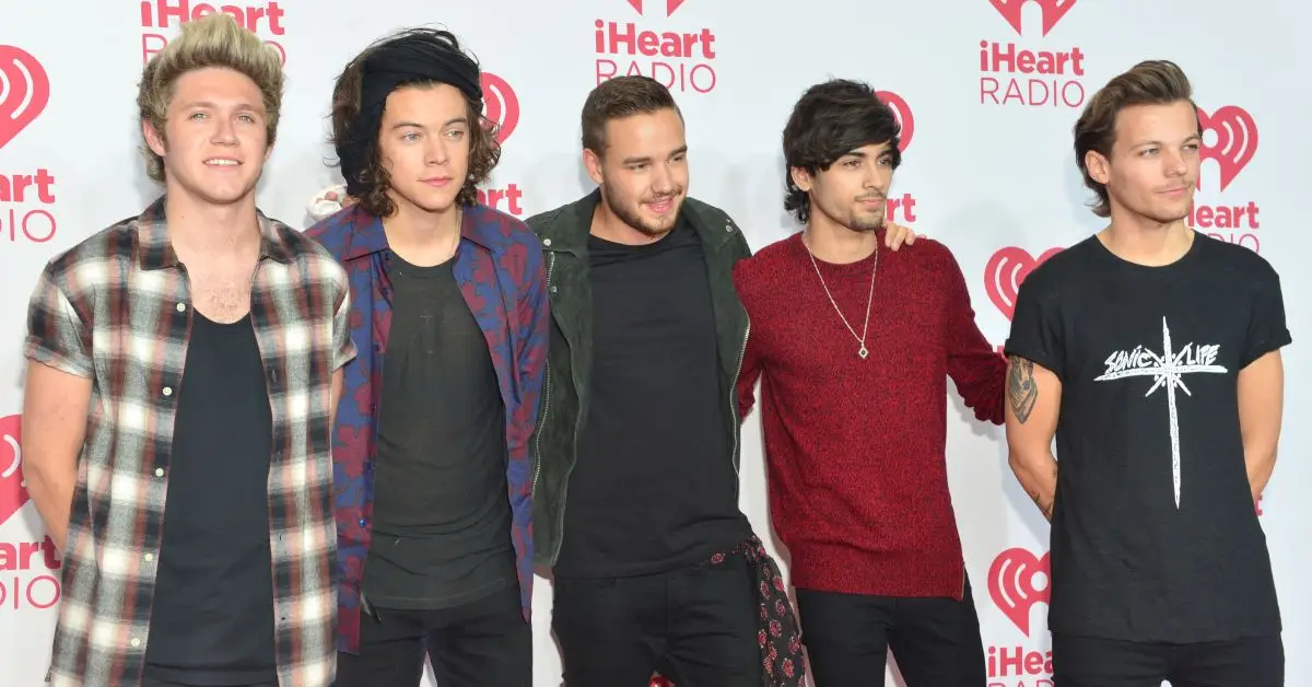 One Direction mirando de cerca