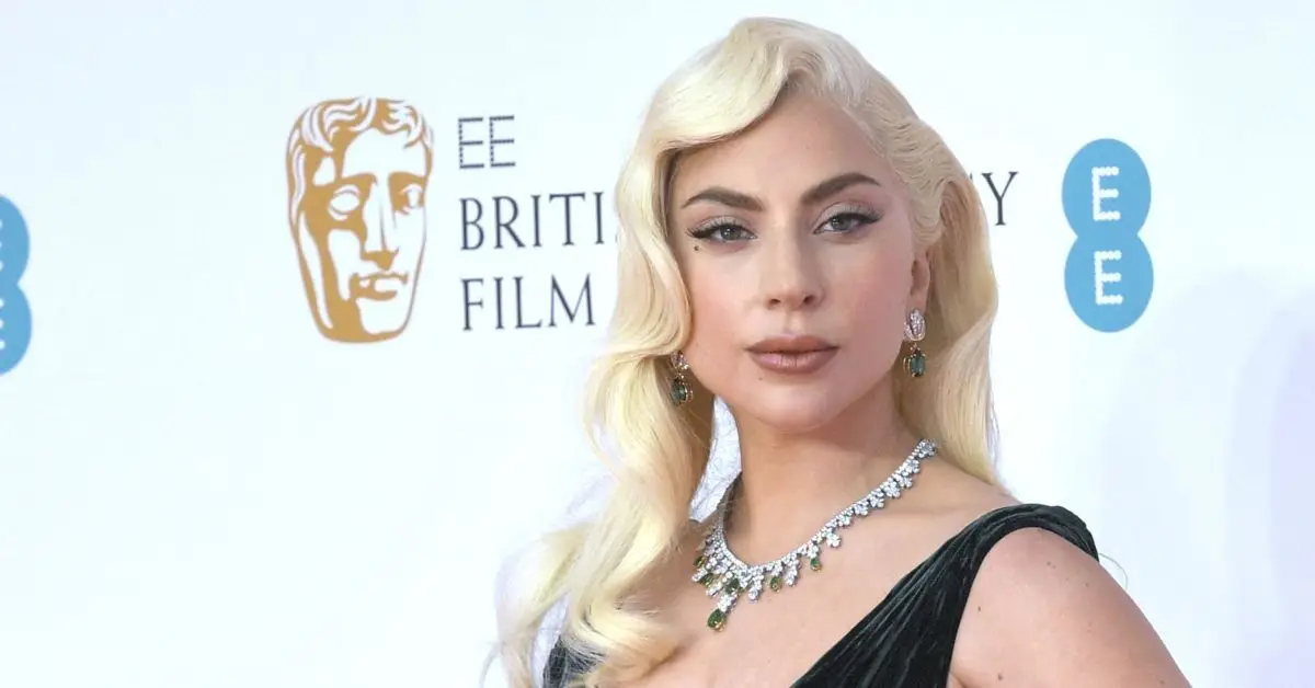 レディー・ガガがレッドカーペットに登場