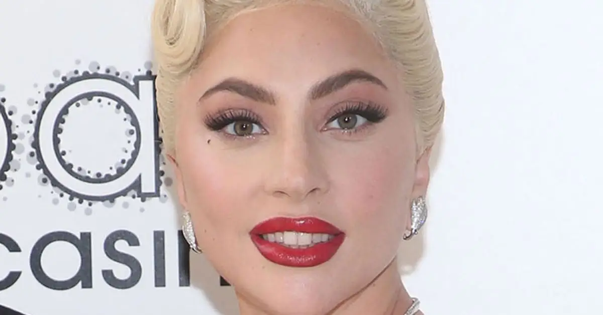 イベントに真剣な表情のレディー・ガガ