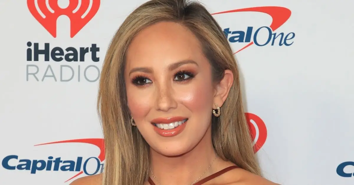 Cheryl Burke sorrindo no tapete vermelho