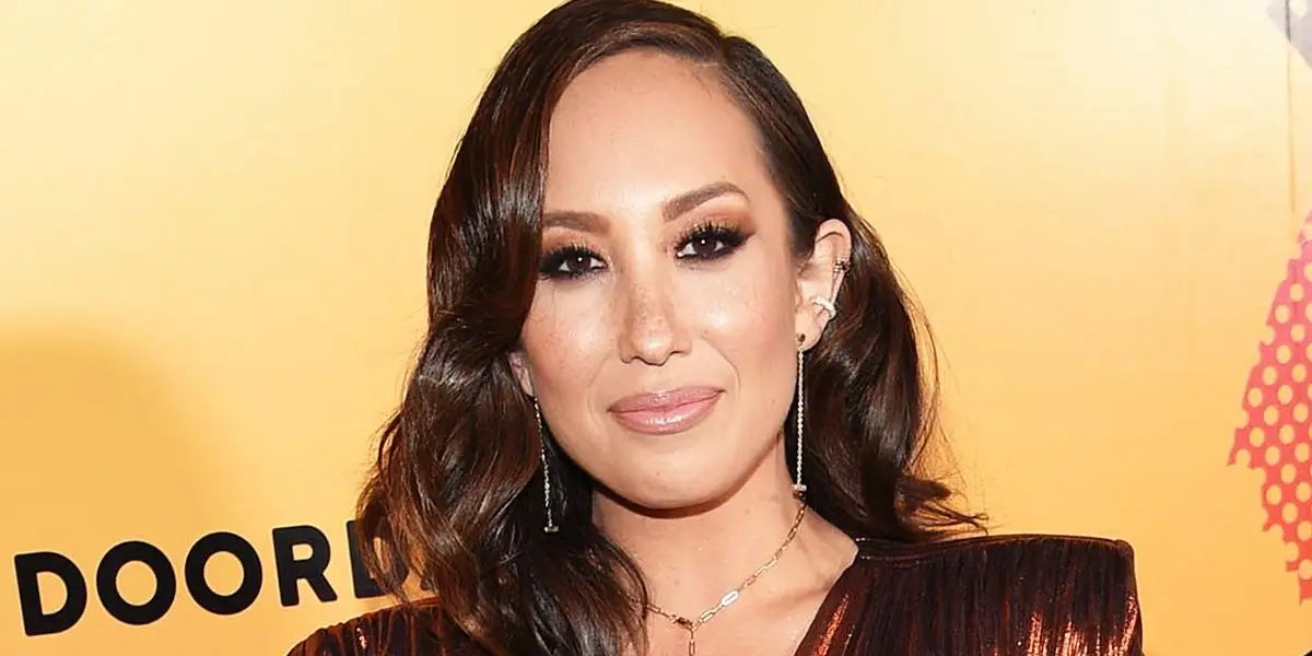 Cheryl Burke posando no tapete vermelho