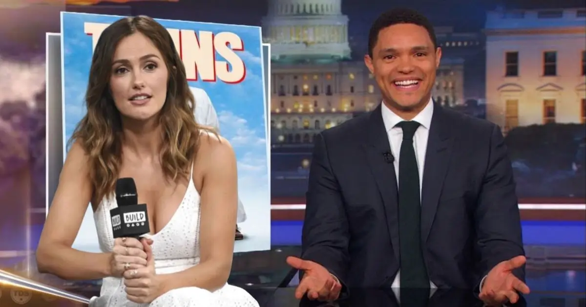 Minka Kelly e Trevor Noah seduti.